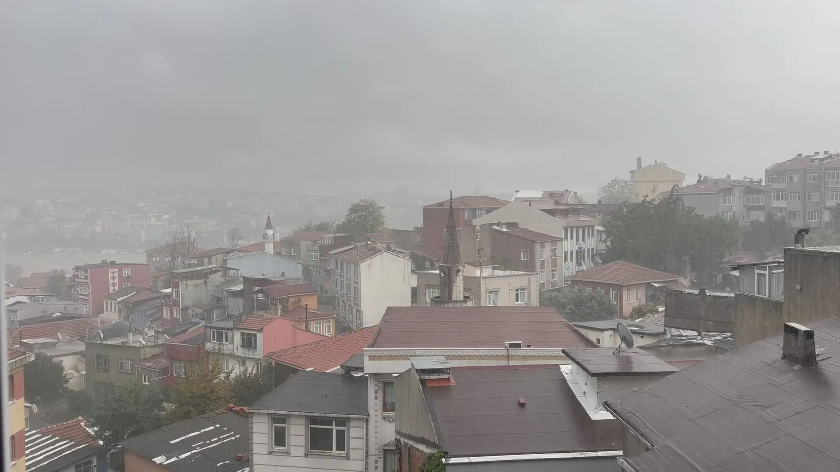İstanbul'da gündüz vakti geceyi aratmayan görüntüler: Gökyüzü siyaha büründü