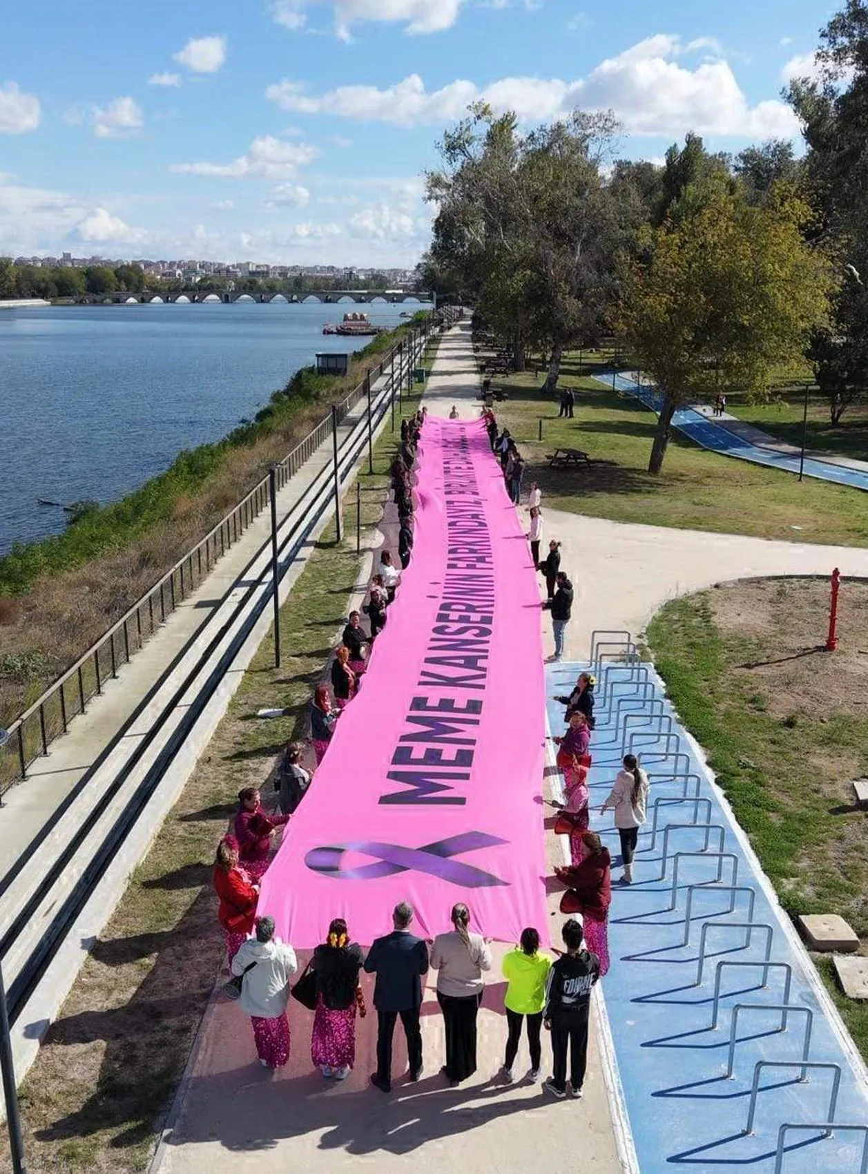 Edirne'de dev farkındalık: 18 metrelik pembe mesajla kansere karşı birleştiler
