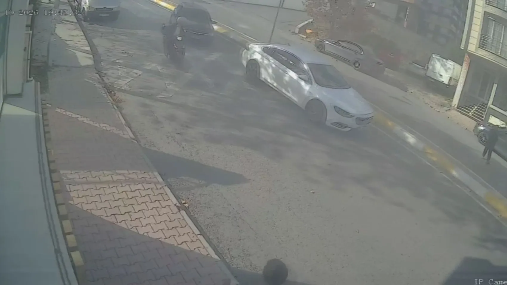 Esenyurt'ta dehşet anları: Kontrolden çıkan otomobil hem motosikleti hem de yayayı biçti