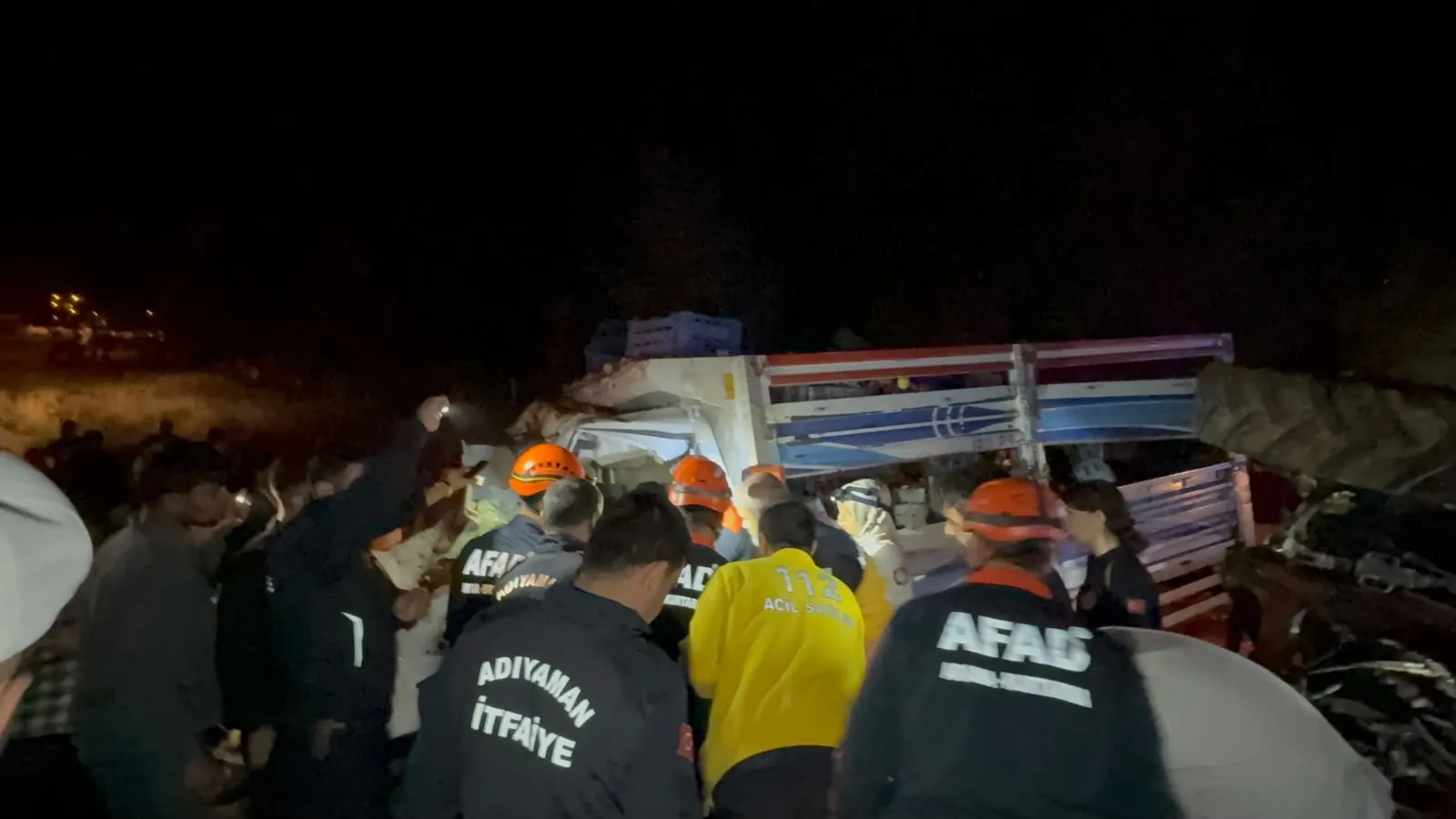 Adıyaman yolunda acı bilanço: Elma yüklü kamyonet ile traktör çarpıştı