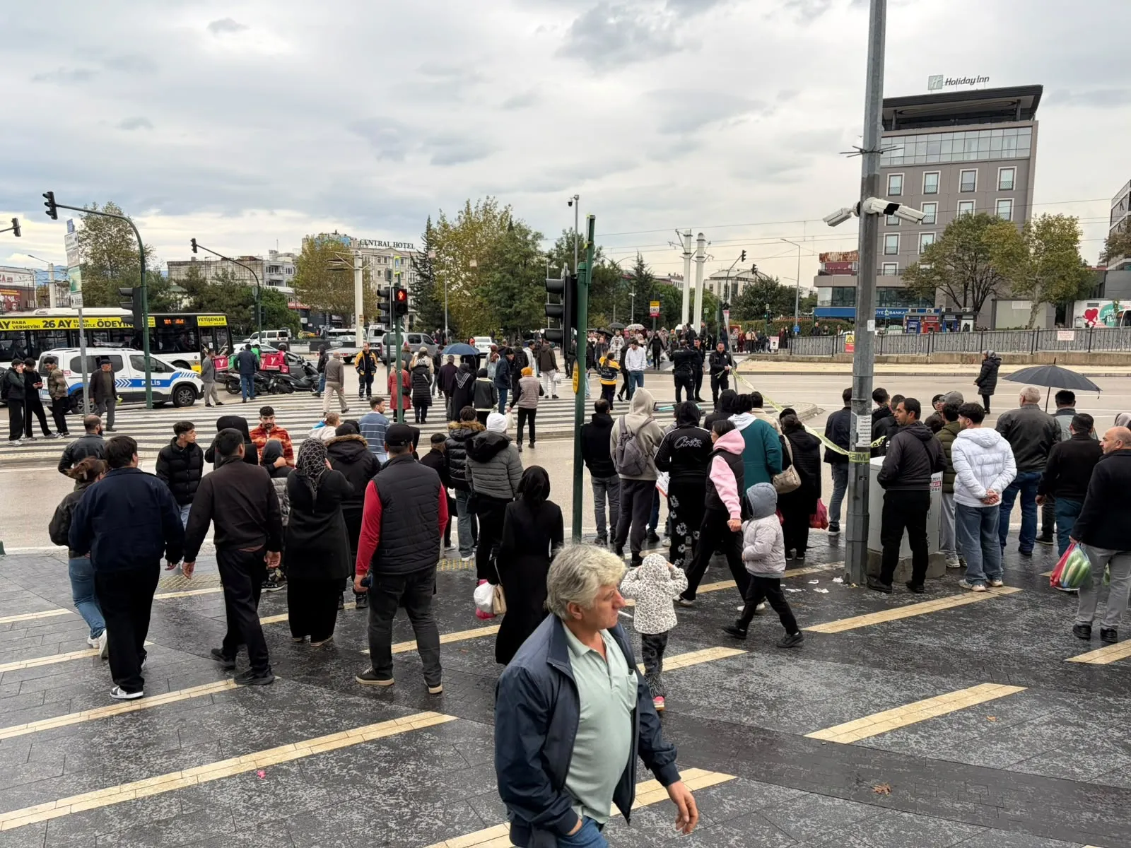 Bursa'da yürekleri ağza getiren anlar: Çocuklarını göremeyince bıçağı boğazına dayadı