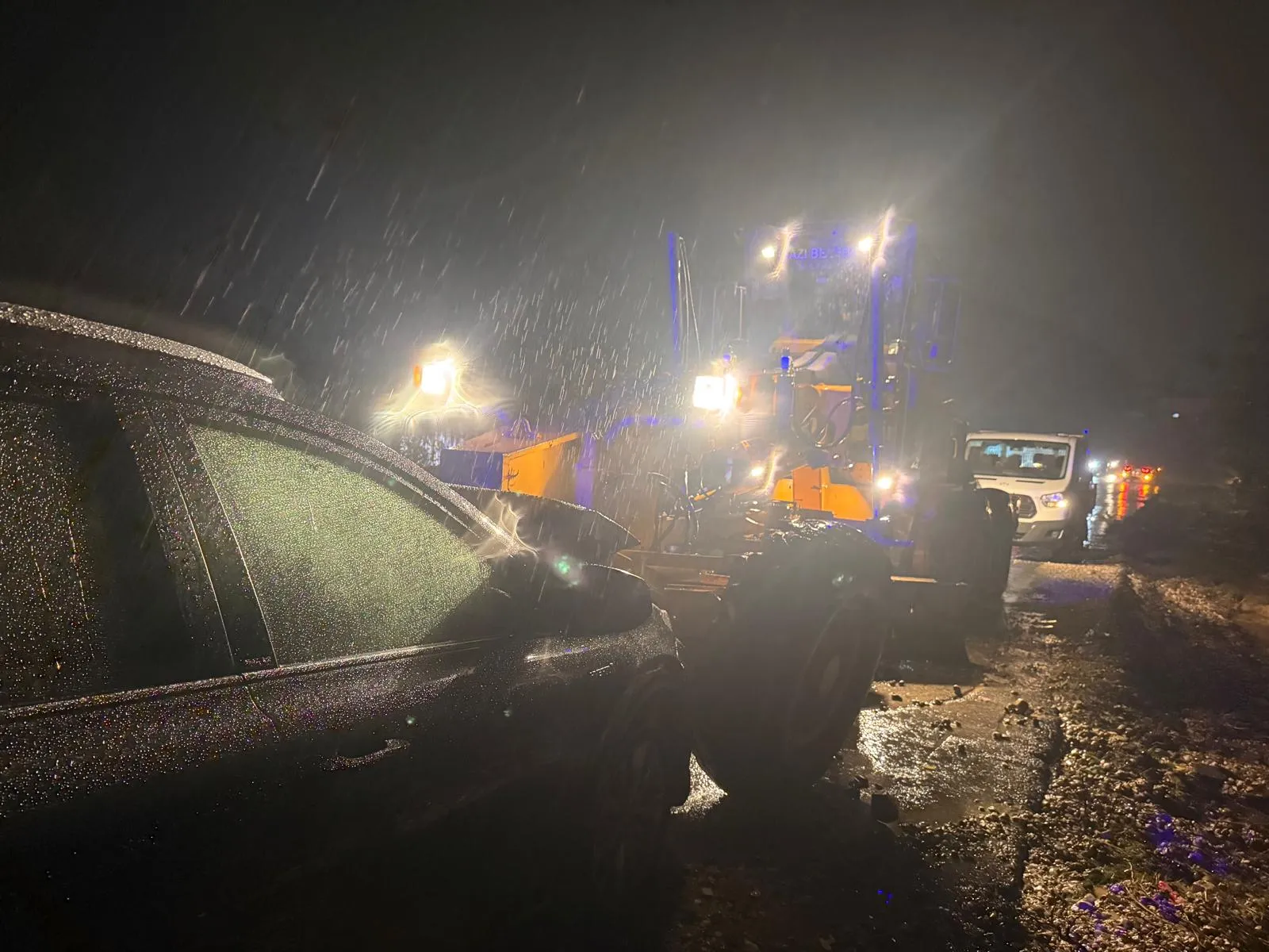 Akyazı'da sel felaketine müdahale yolunda kaza: 4 yaralı