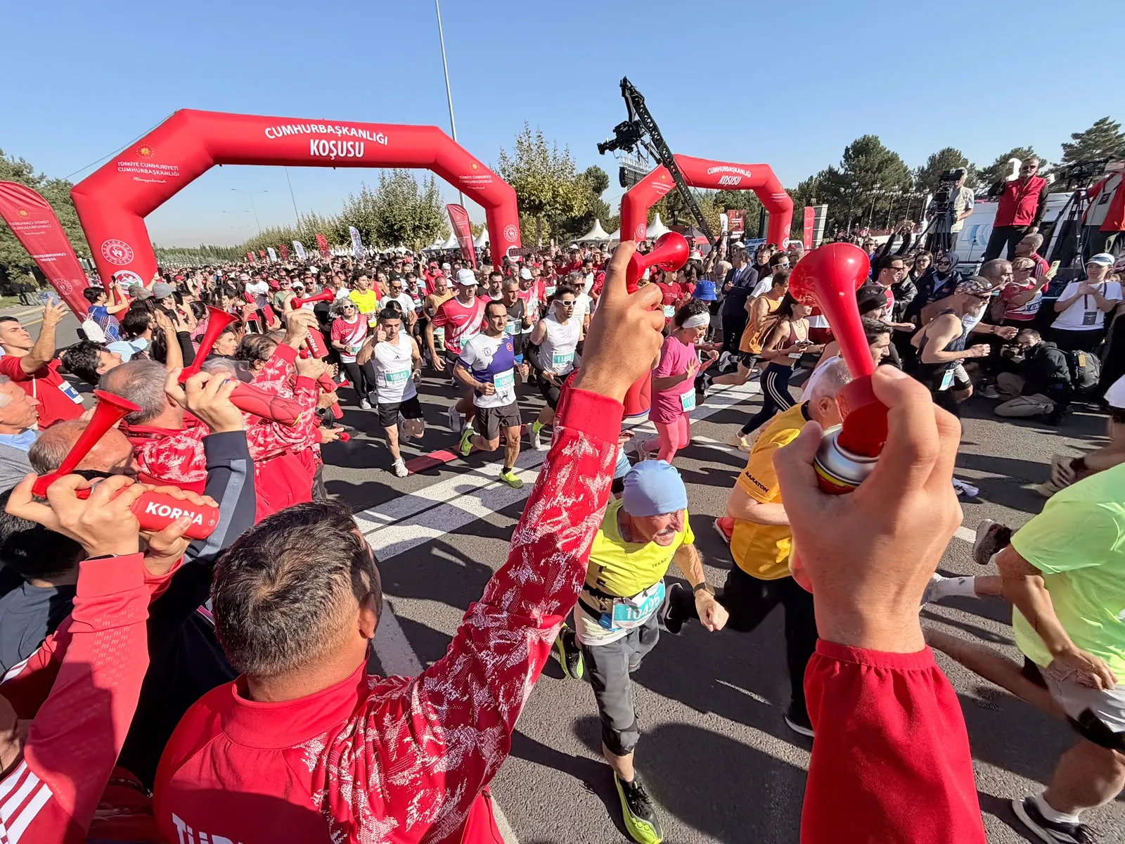 Ankara'da dev organizasyon: 4 bin sporcu başkent sokaklarını maraton alanına çevirdi
