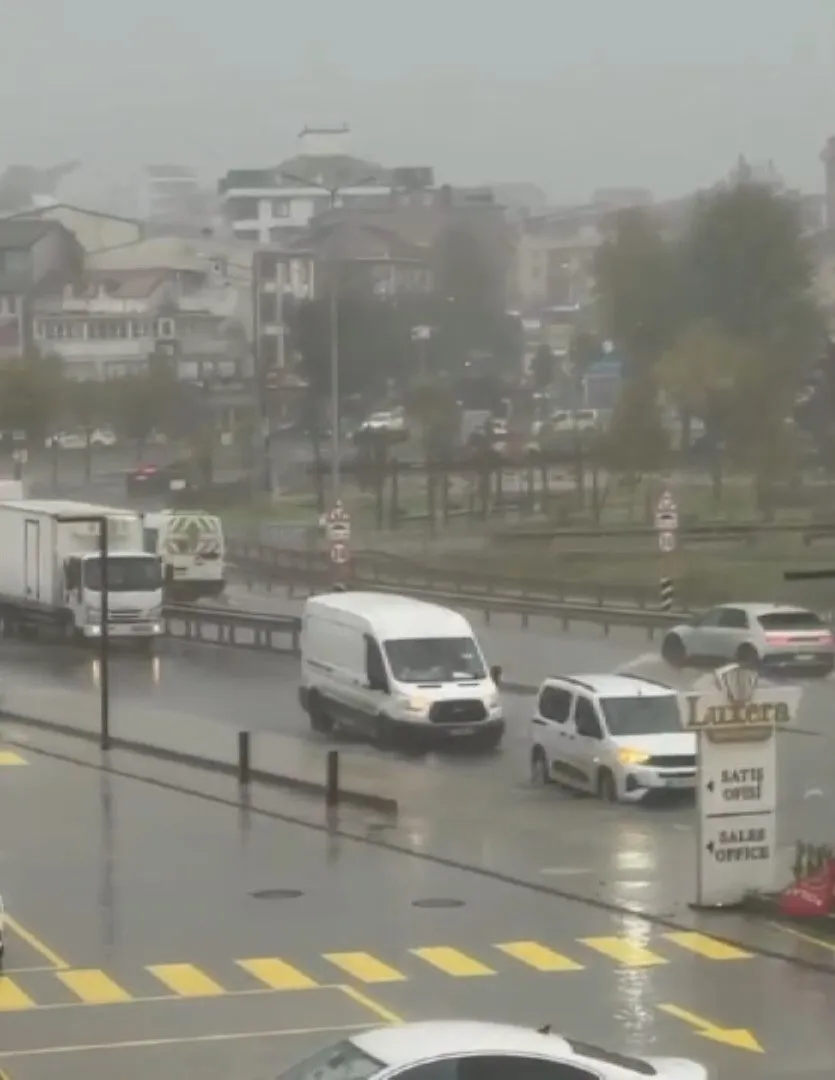 Arnavutköy'de dere taşkını: Sular altında kalan yollarda mahsur kaldılar