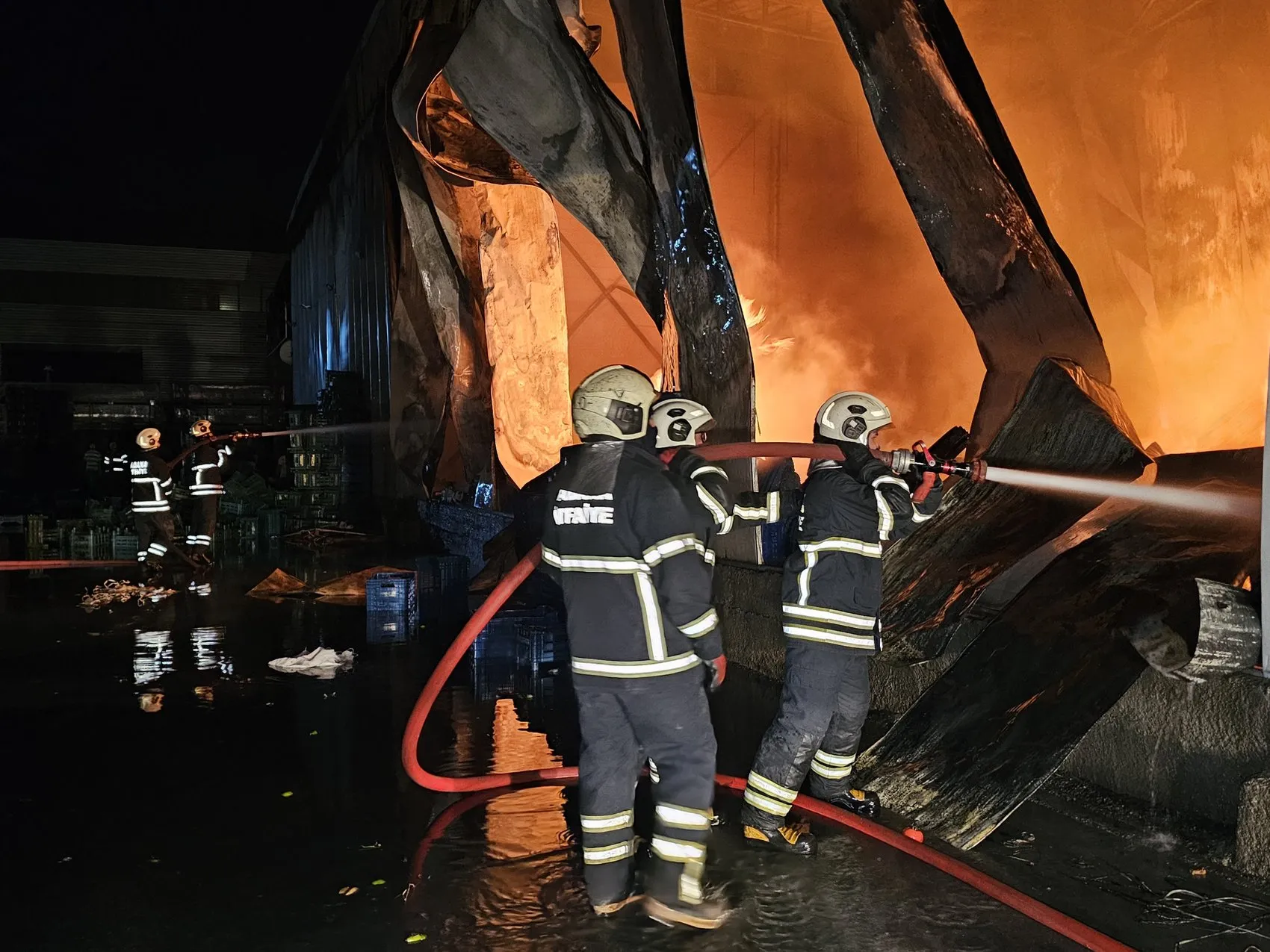 Adana'da geceyi aydınlatan dehşet: Hal kompleksinde 22 dükkan küle döndü