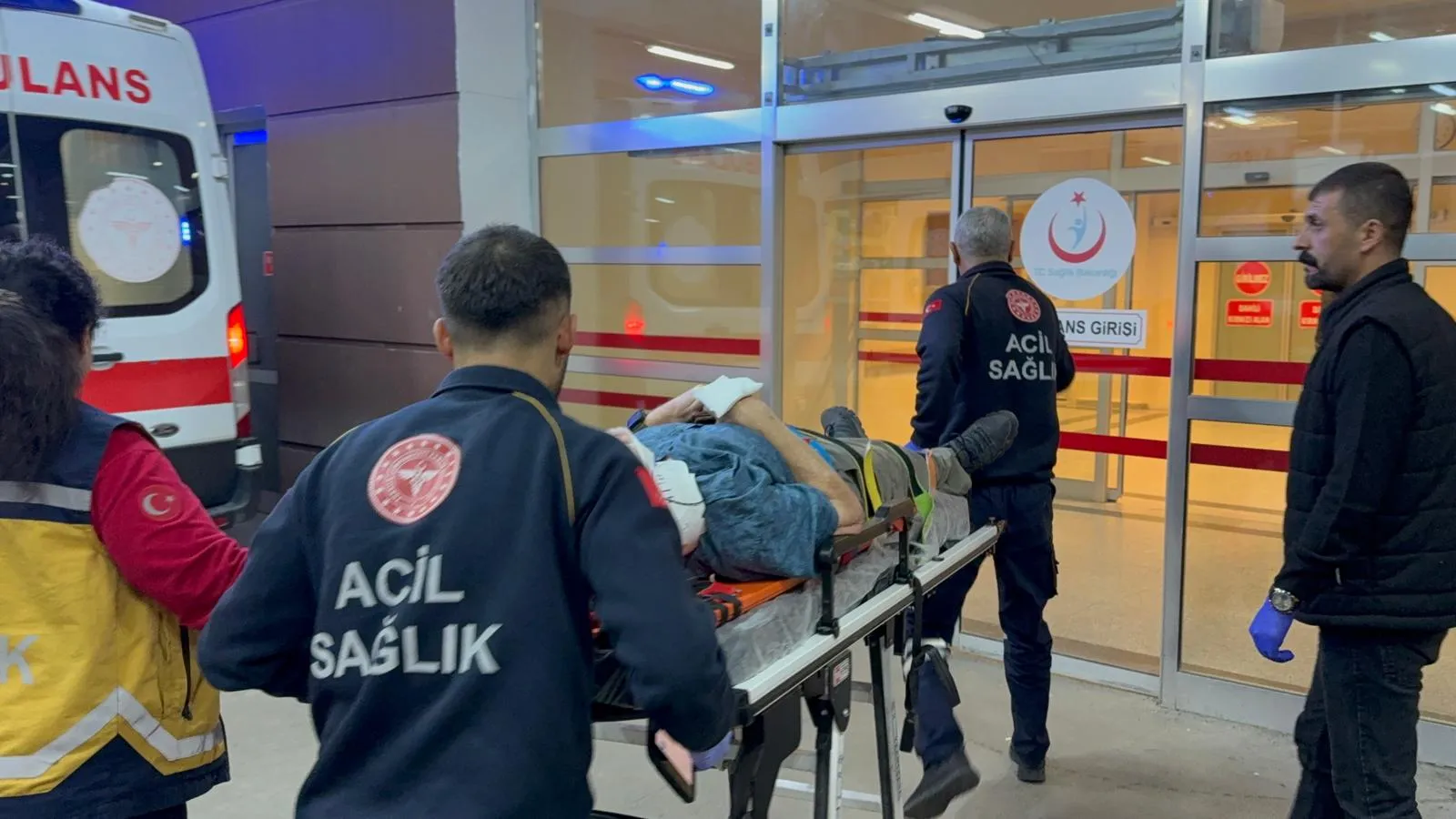 Adıyaman yolunda can pazarı: Tarım işçilerini taşıyan minibüs ile otomobil çarpıştı