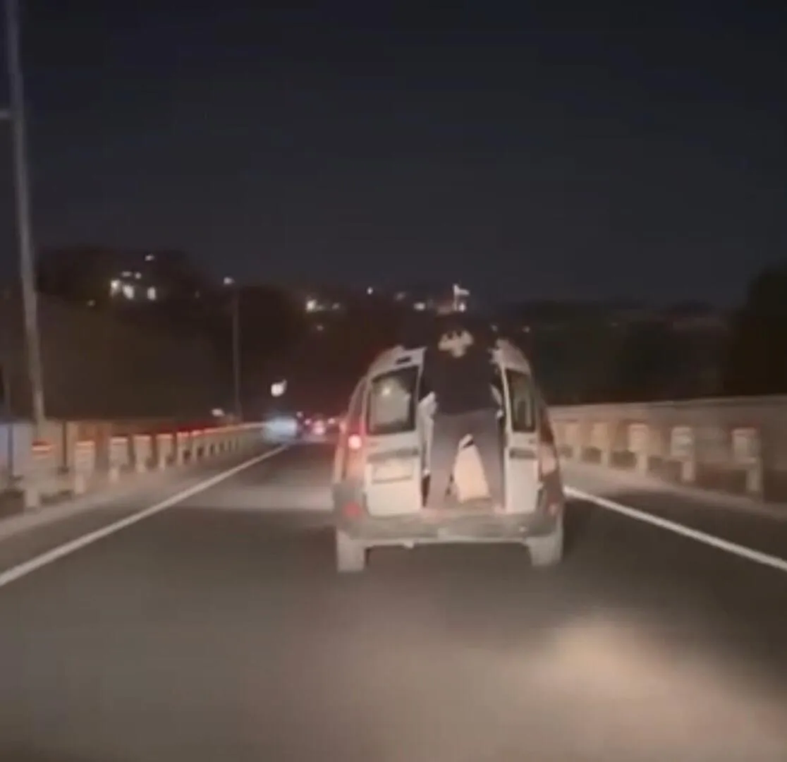 İstanbul trafiğinde akılalmaz anlar: Otomobilin kapısından sarkarak yolculuk yaptı