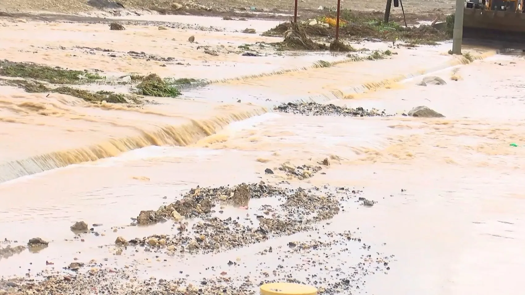 Başakşehir'de kabus dolu anlar: Bir anda yükselen sular araçları yuttu