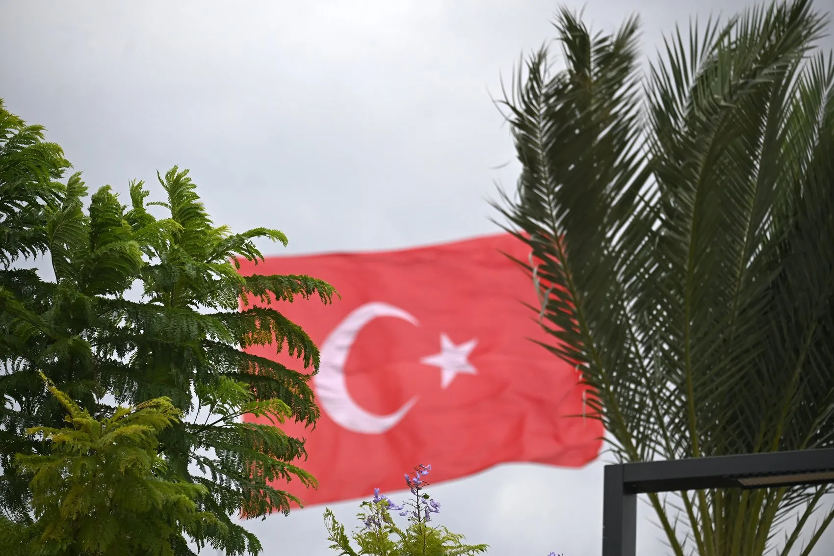 Antalya'da fırtına alarmı: Dev dalgalar kıyıları dövdü, hayatı olumsuz etkiledi