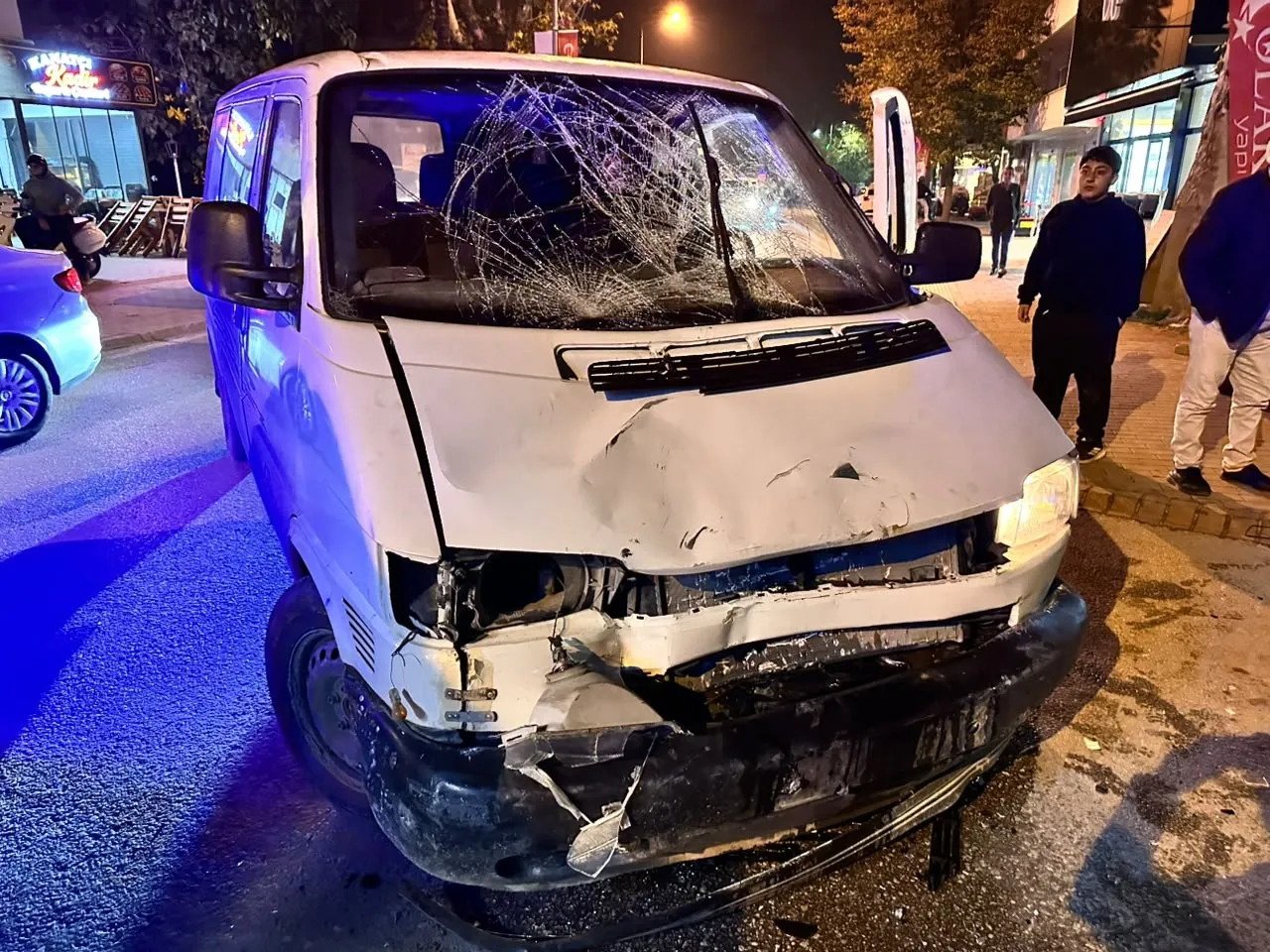 İznik'te akşam trafiğinde korkutan kaza: Motosiklet sürücüsü hastanelik oldu