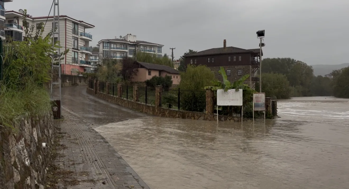 Bartın'da doğa öfkesini kustu: Irmak taştı, piknik alanları sulara gömüldü