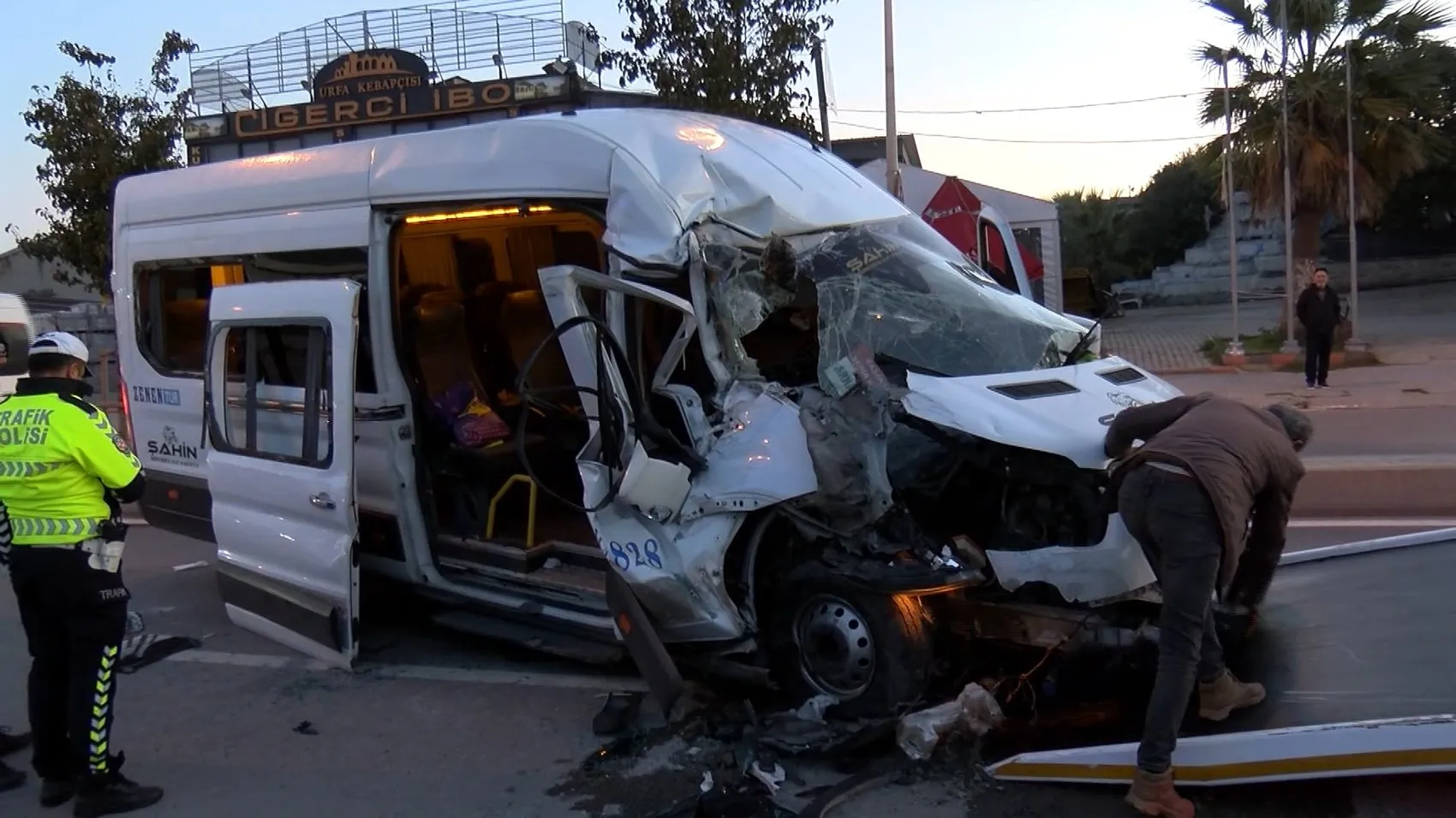 Arnavutköy'de dehşet anları: Servis minibüsünün kamyona çarptığı kaza kamerada