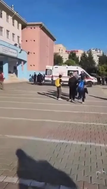 Kayaşehir'de okul koridorları karıştı: Öğrenciler arasındaki kavgada 5 yaralı