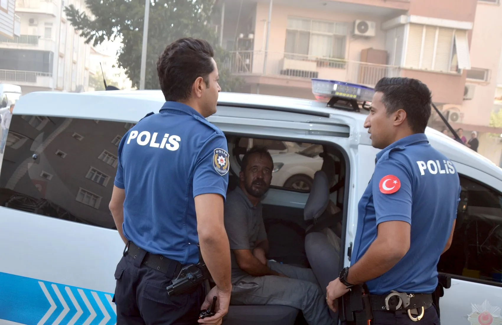 Alevlerin arasında kalan can dostunu kurtarmak için hayatını hiçe saydı