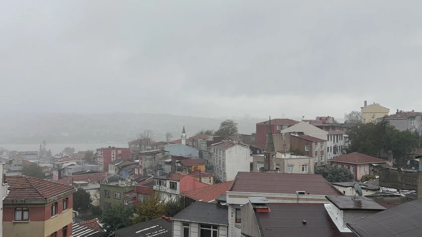 İstanbul'da gündüz vakti geceyi aratmayan görüntüler: Gökyüzü siyaha büründü