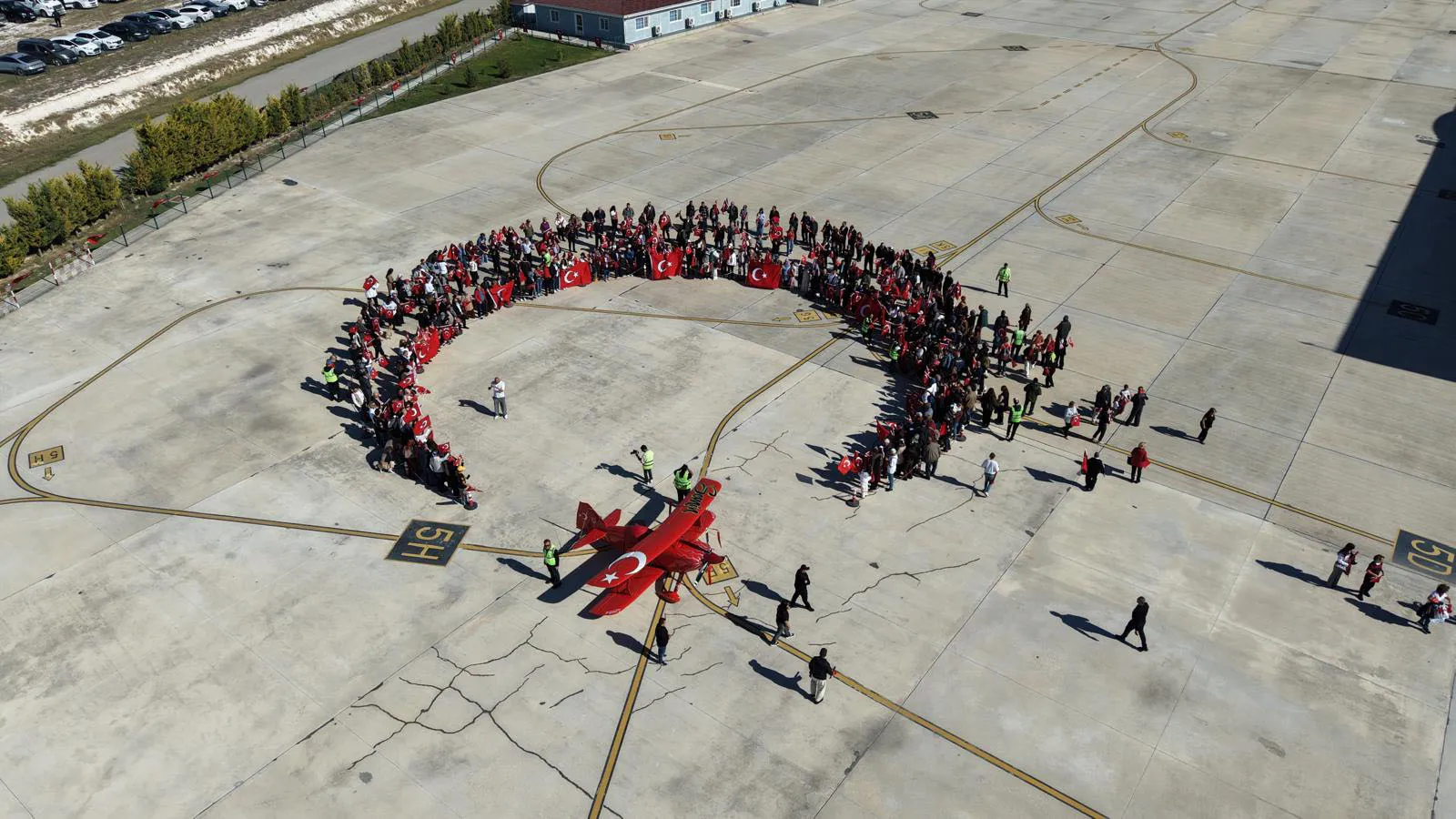 Gökyüzünde Cumhuriyet imzası: Yüzlerce kişi birleşti, akrobasi uçağı yıldızı tamamladı