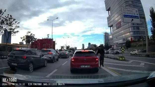 Trafik çilesine radikal çözüm: Emniyet şeridi için plakayı göz kırpmadan söktüler