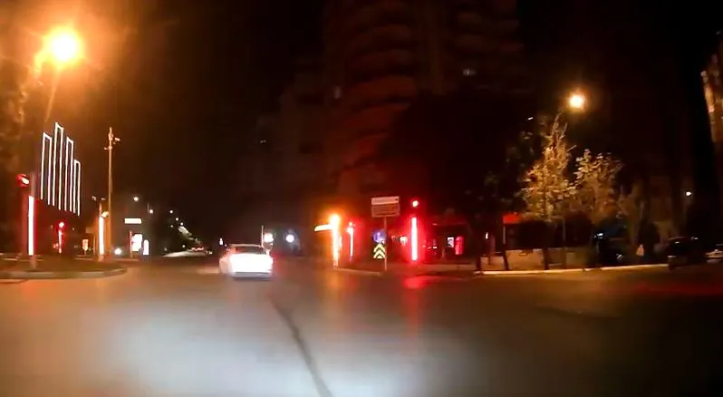 Trafikte selektör gerilimi: Önce küfür etti, sonra aracın önüne kırdı
