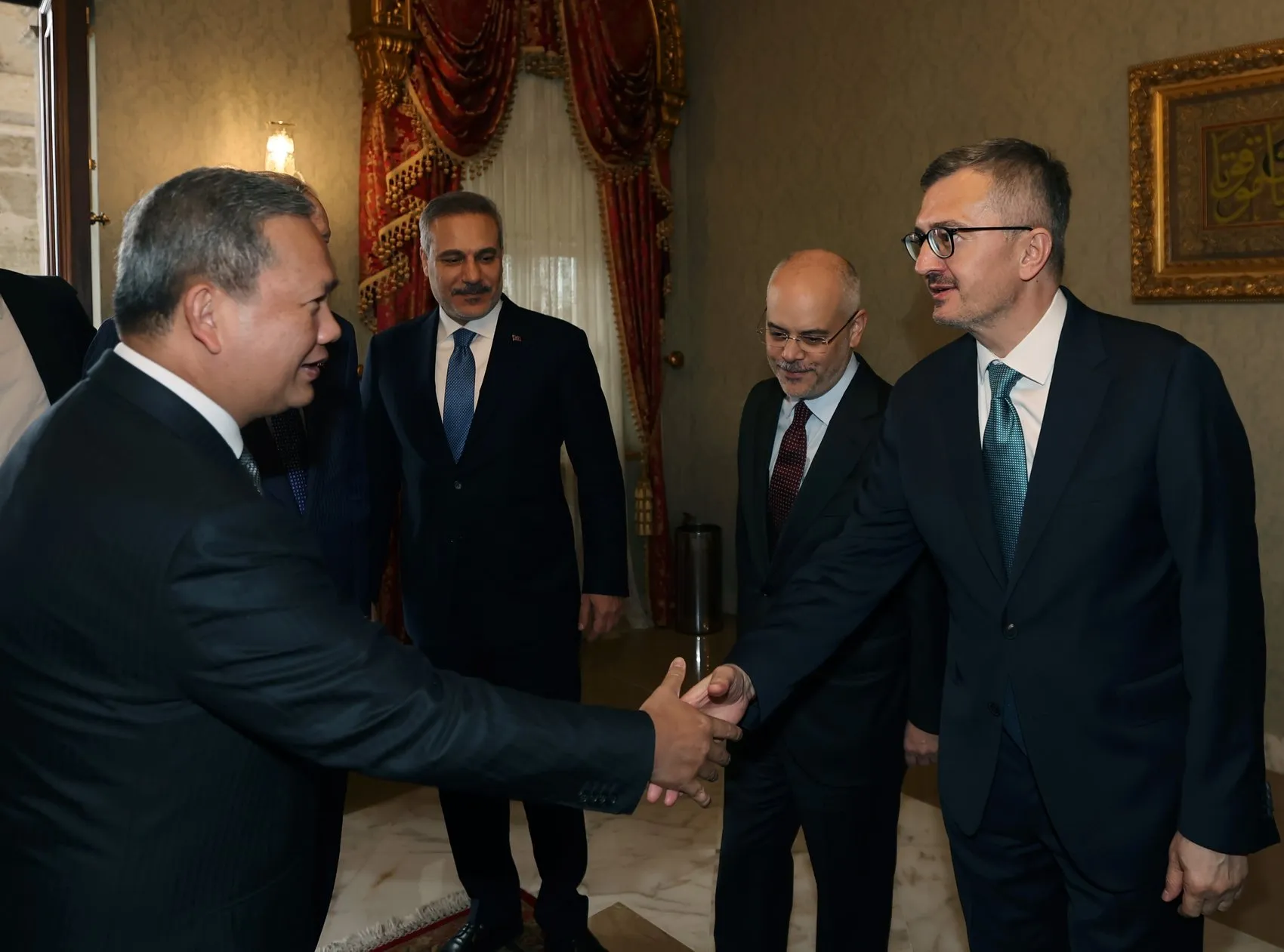 Dolmabahçe'de kritik diplomasi trafiği: Erdoğan ve Manet bir araya geldi