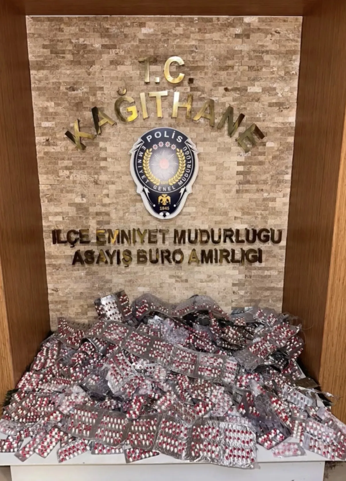 Çöp konteynerindeki şüpheli koliler devasa bir uyuşturucu ağını deşifre etti
