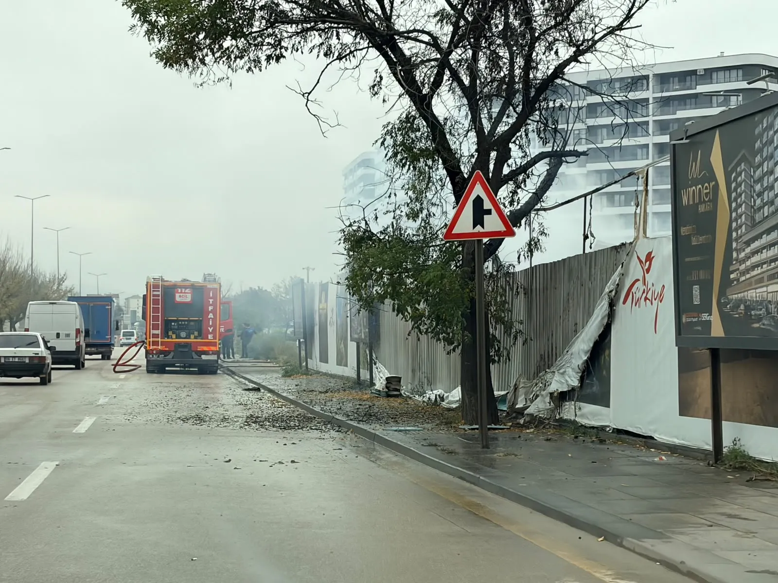 Yenimahalle'deki şantiyede korku dolu anlar: İşçiler mesaideyken alevler konteynerleri sardı
