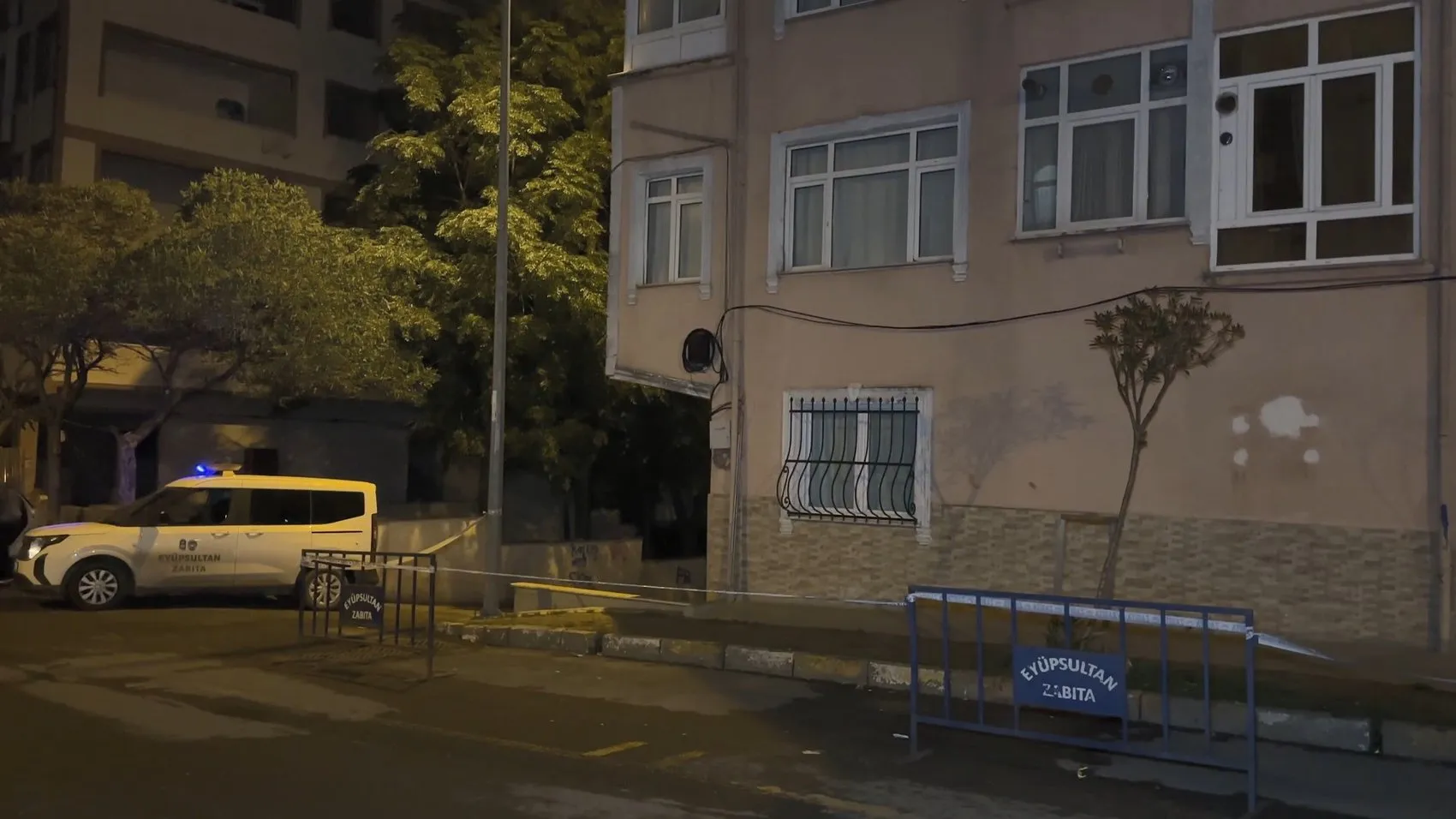 Eyüpsultan'da korku dolu anlar: Kolonlardan gelen sesler binayı boşalttırdı
