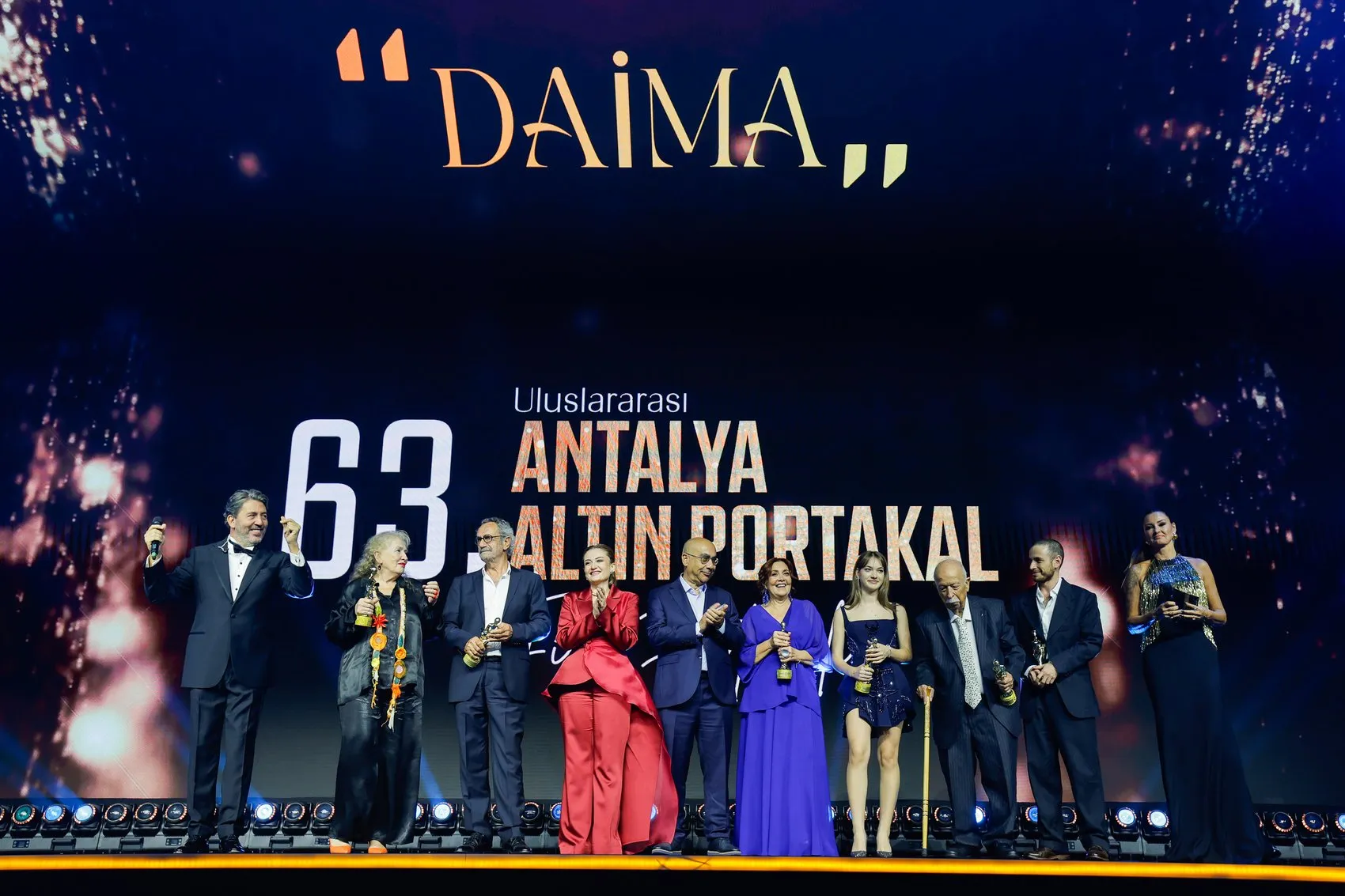 Altın Portakal'da duygusal anlar: Menderes Samancılar ödülünü özgür basına adadı