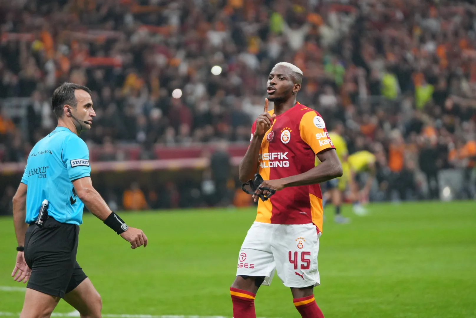 RAMS Park'ta Osimhen Fırtınası: Derbide İlk Yarı Galatasaray'ın Üstünlüğüyle Geçildi