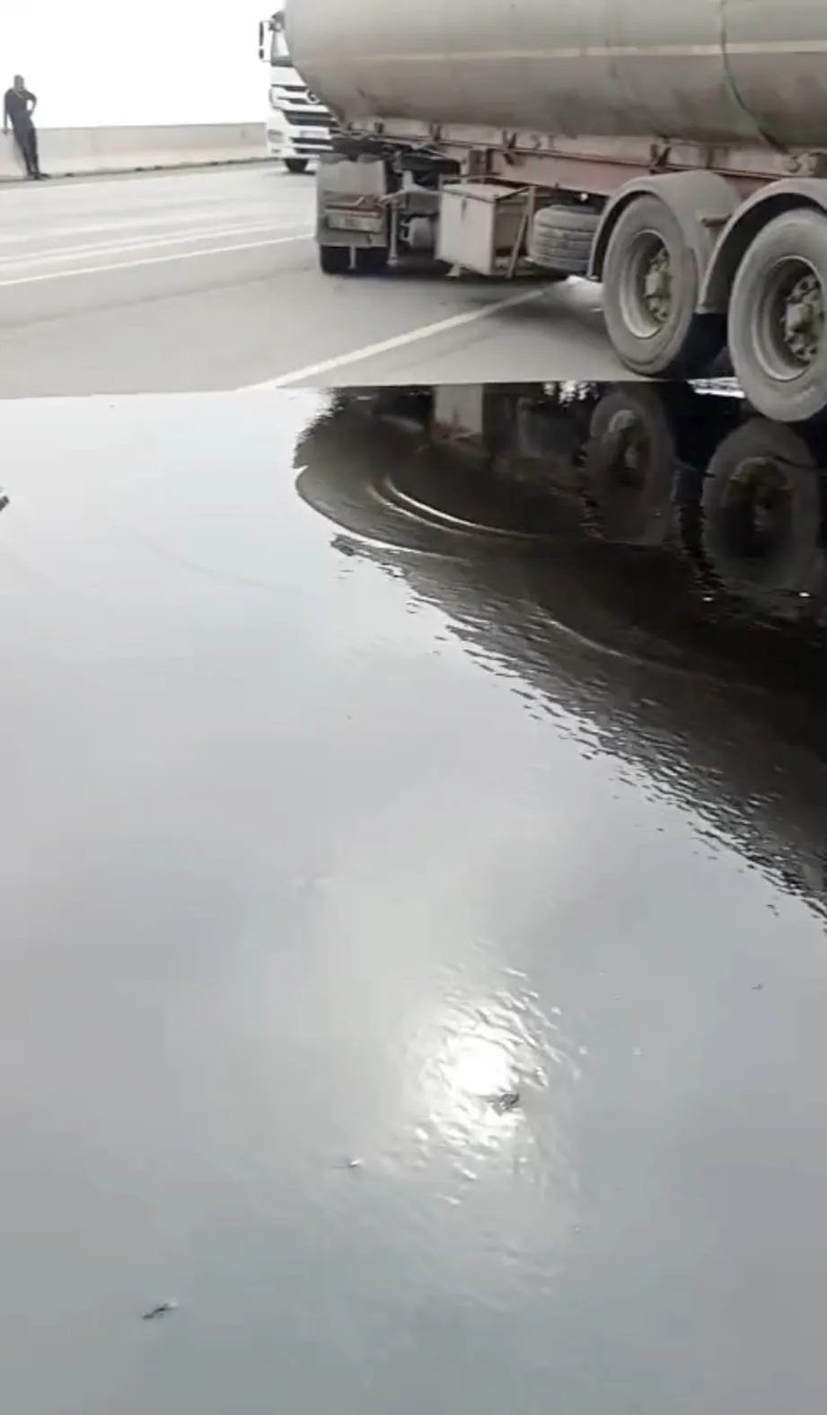 Nurdağı yolunda tehlikeli kaza: Tonlarca yakıt asfalta saçıldı