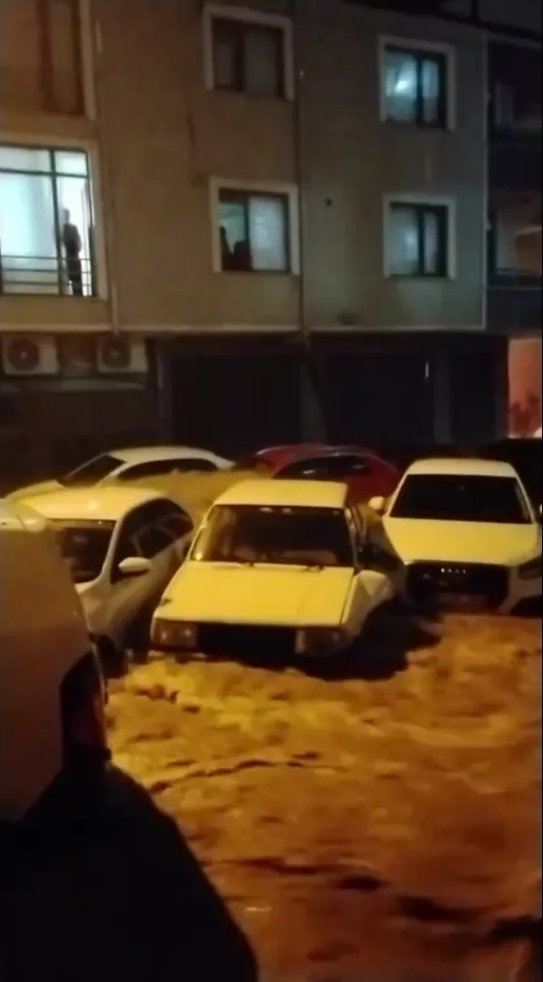 Karasu'da kabus dolu anlar: Park halindeki araçlar sel sularına teslim oldu