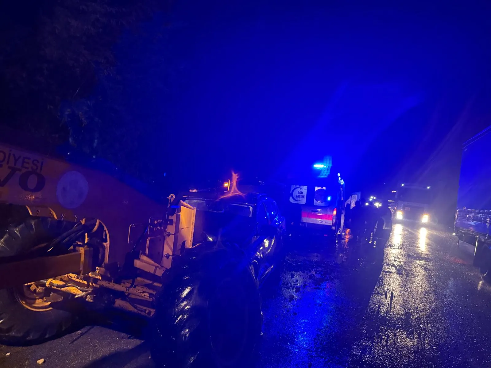 Akyazı'da sel felaketine müdahale yolunda kaza: 4 yaralı