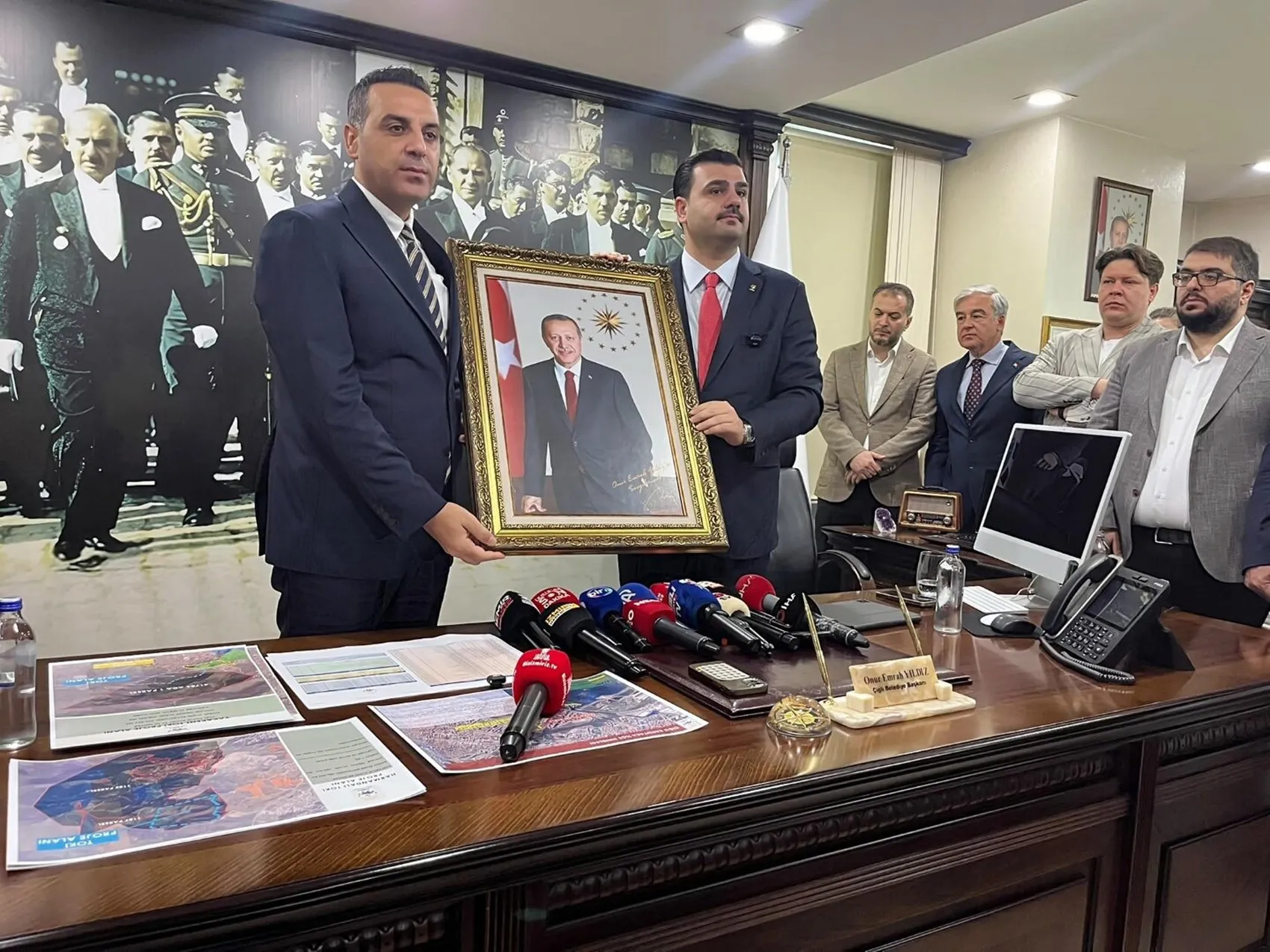 Siyasetin merkezinde sert rüzgarlar: İnan'dan Özel'e rüşvet çarkı çıkışı