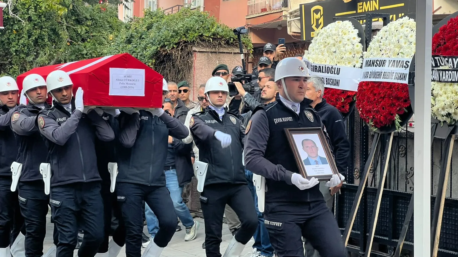 Ankara'da hüzünlü veda: Şehit polis Ahmet Türkoğlu son yolculuğuna uğurlandı