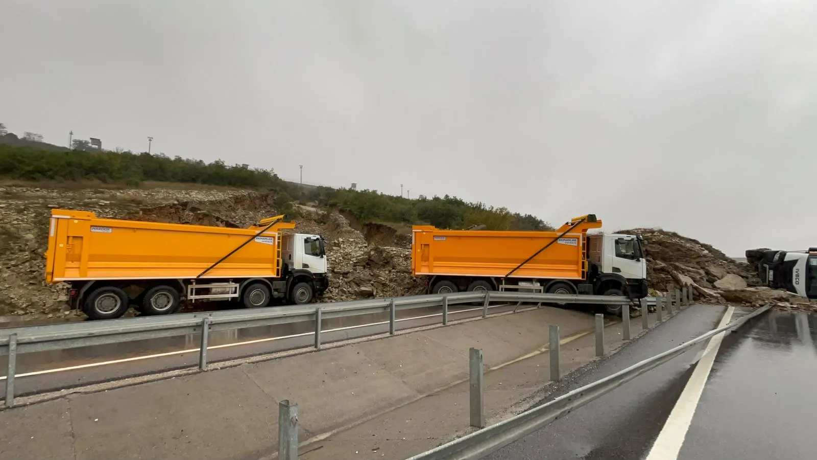 Kandıra yolunda dehşet anları: İkinci heyelan ekipleri yakaladı
