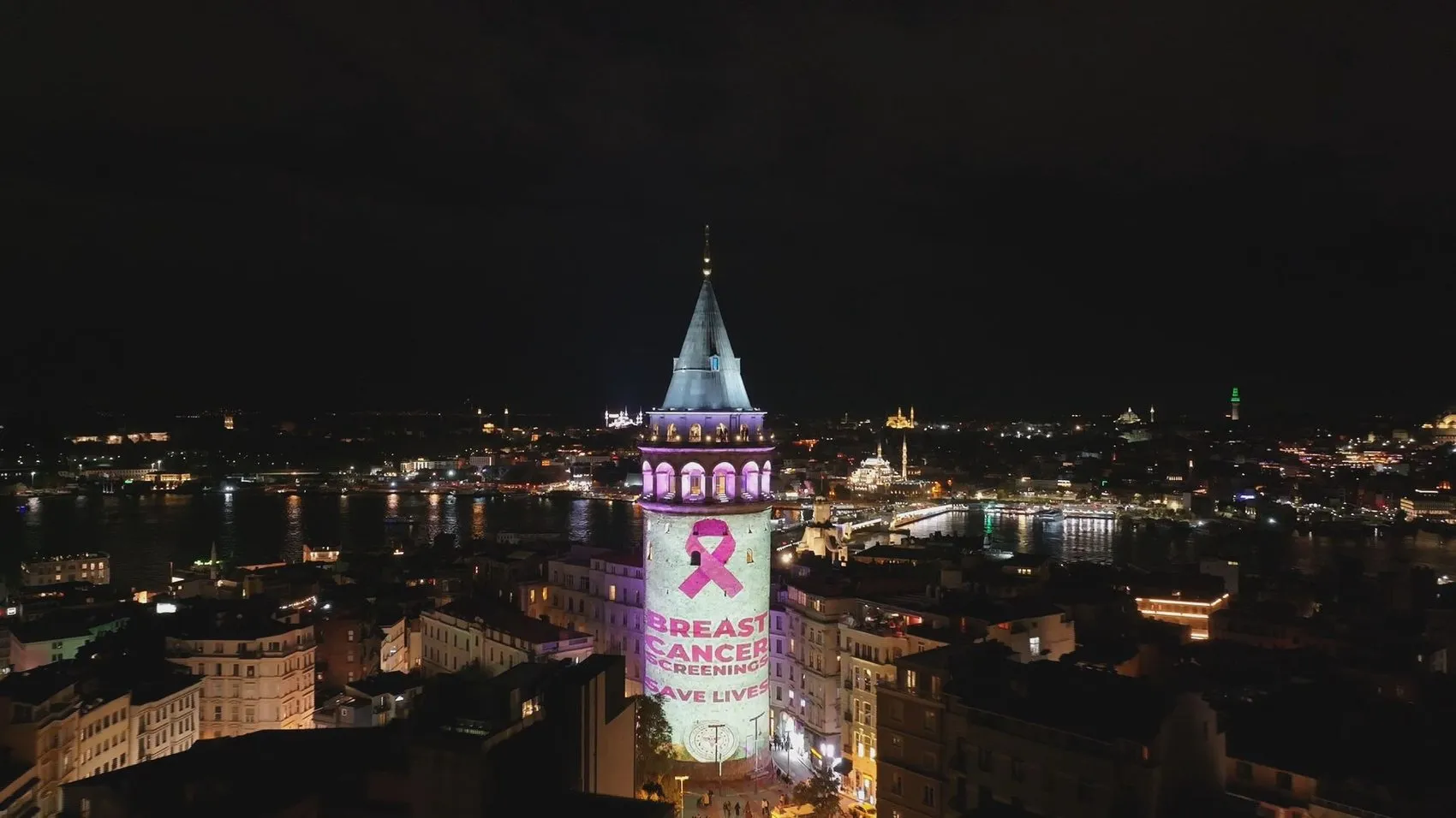 İstanbul'un simgesi Galata Kulesi bu kez umut için pembe renge büründü