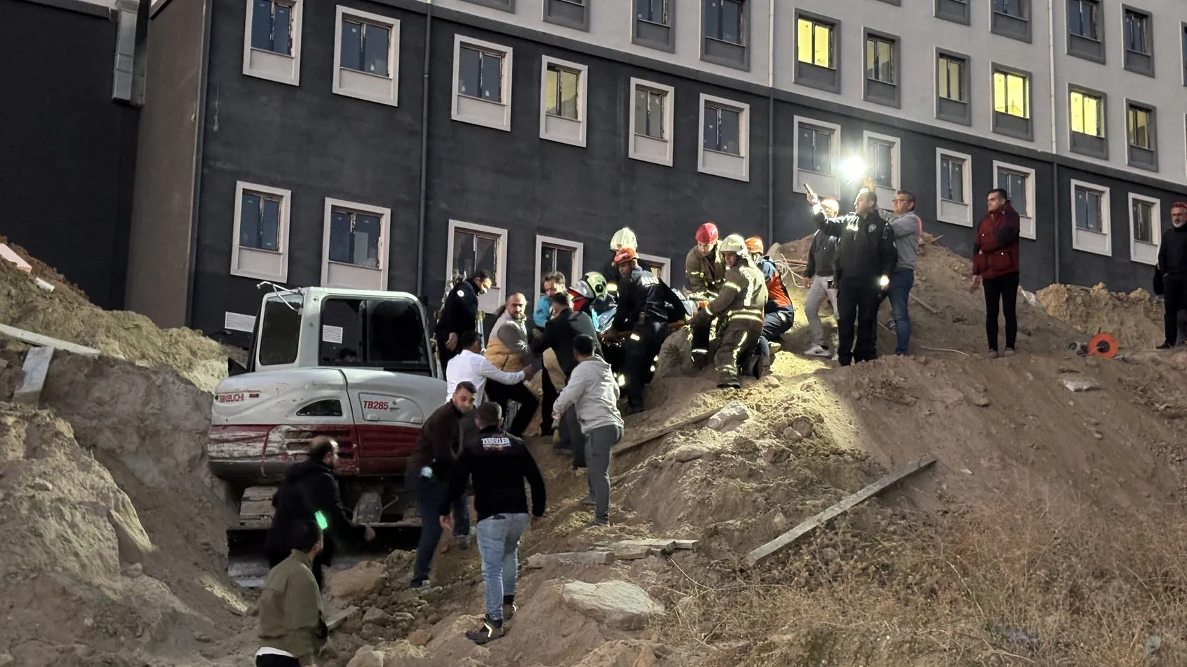 Üniversite kampüsünde korku dolu anlar: Toprak altında kalan işçiler için zamana karşı yarış