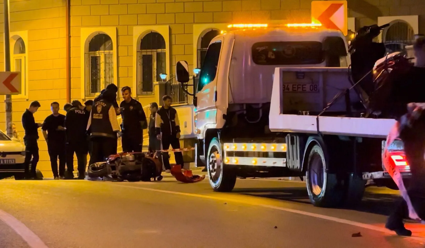 Beykoz'da gece yarısı dehşeti: Motosikletli sürücü direğe çarparak can verdi
