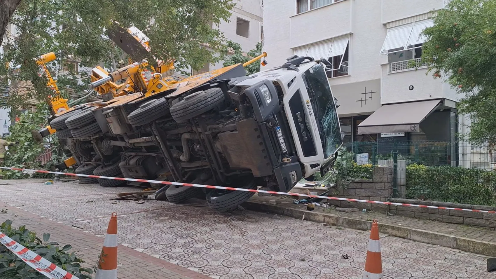 Erenköy'de korku dolu anlar: Dev vinç 11 katlı binanın üzerine yığıldı