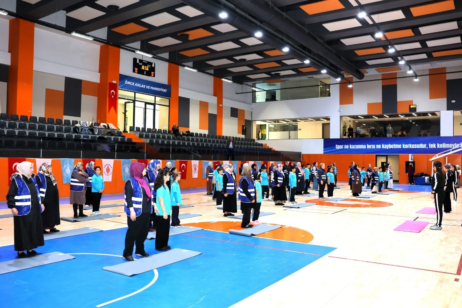 Ümraniye'de kuşaklar arası köprü: 70 kişi aynı spor sahasında buluştu