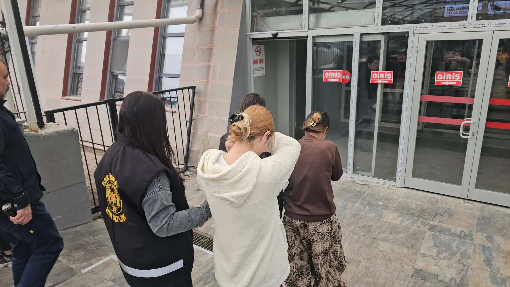 Eskişehir'de apartmanlara sızan hırsızlık şüphelisi iki kadın yakayı ele verdi