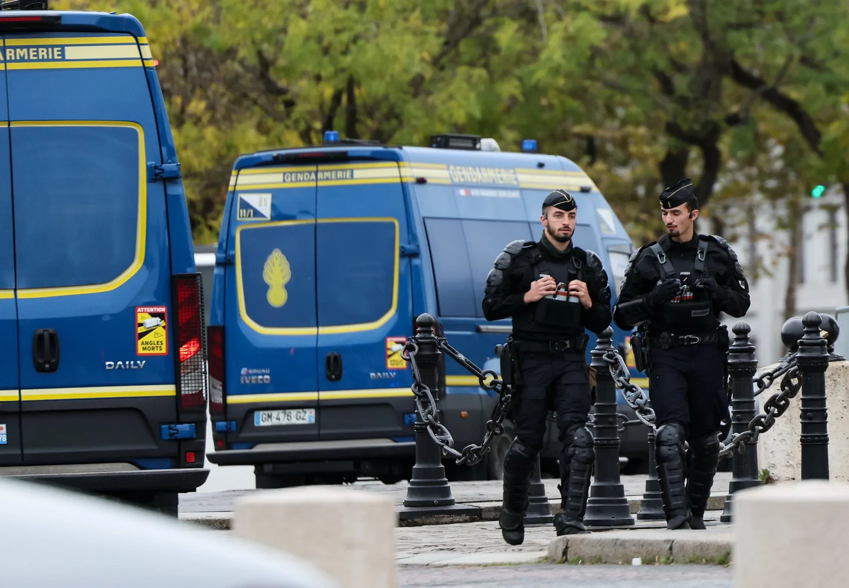 Fransa'da alarm durumu: 70 bin güvenlik görevlisi sokaklara indi