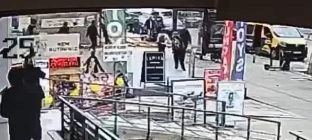 Bağdat Caddesi'nde dehşet anları: Yürürken üzerlerine devrildi