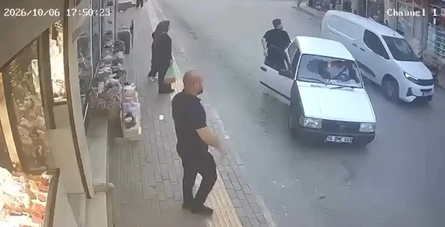 Saniyelerle gelen mucize: Otomobilin altında kalmamak için aynaya tutundu