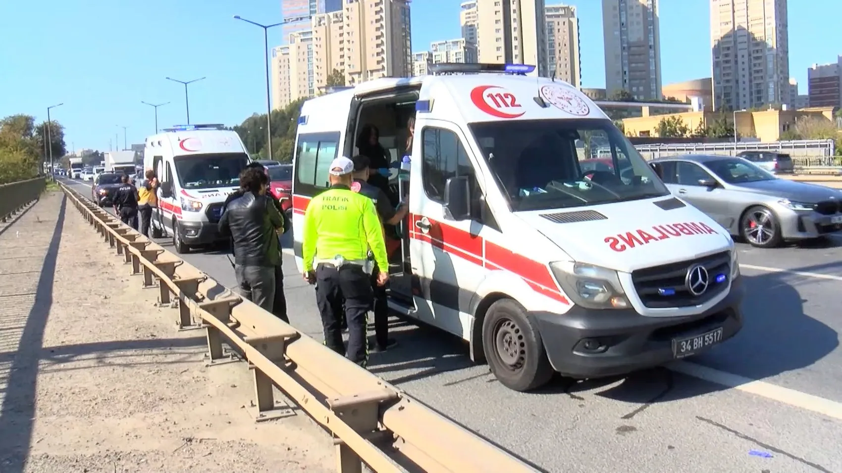 Ataşehir TEM bağlantı yolunda korkunç kaza: Motosikletli iki kişi yola savruldu