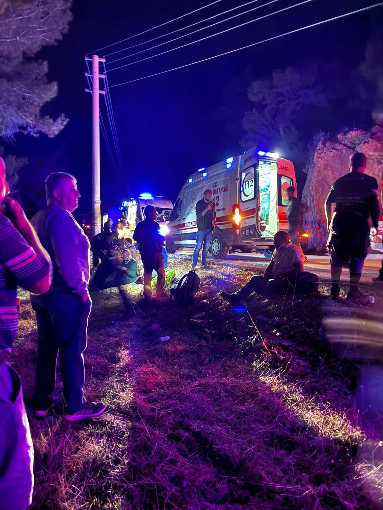 Dağcıları taşıyan tur minibüsü şarampole uçtu: Çok sayıda yaralı var