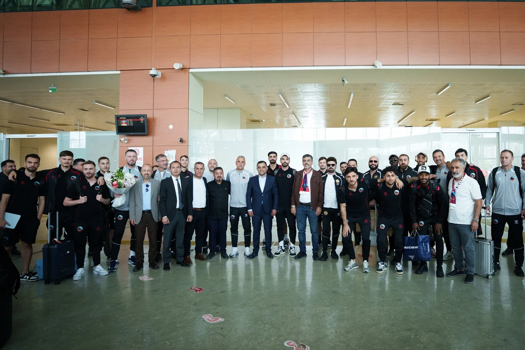 Mardin'de tarihi zaferin yankıları: Havalimanında şampiyonluk havası estirdiler