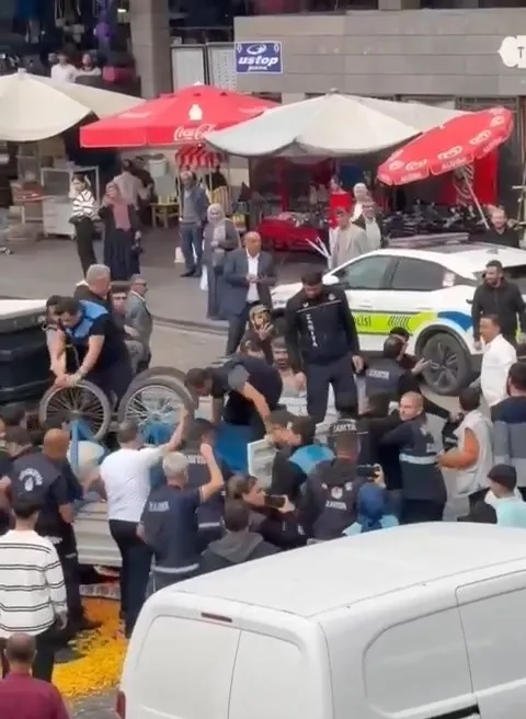 Diyarbakır'ın kalbinde gergin anlar: Kaldırım işgali müdahalesi arbedeye dönüştü