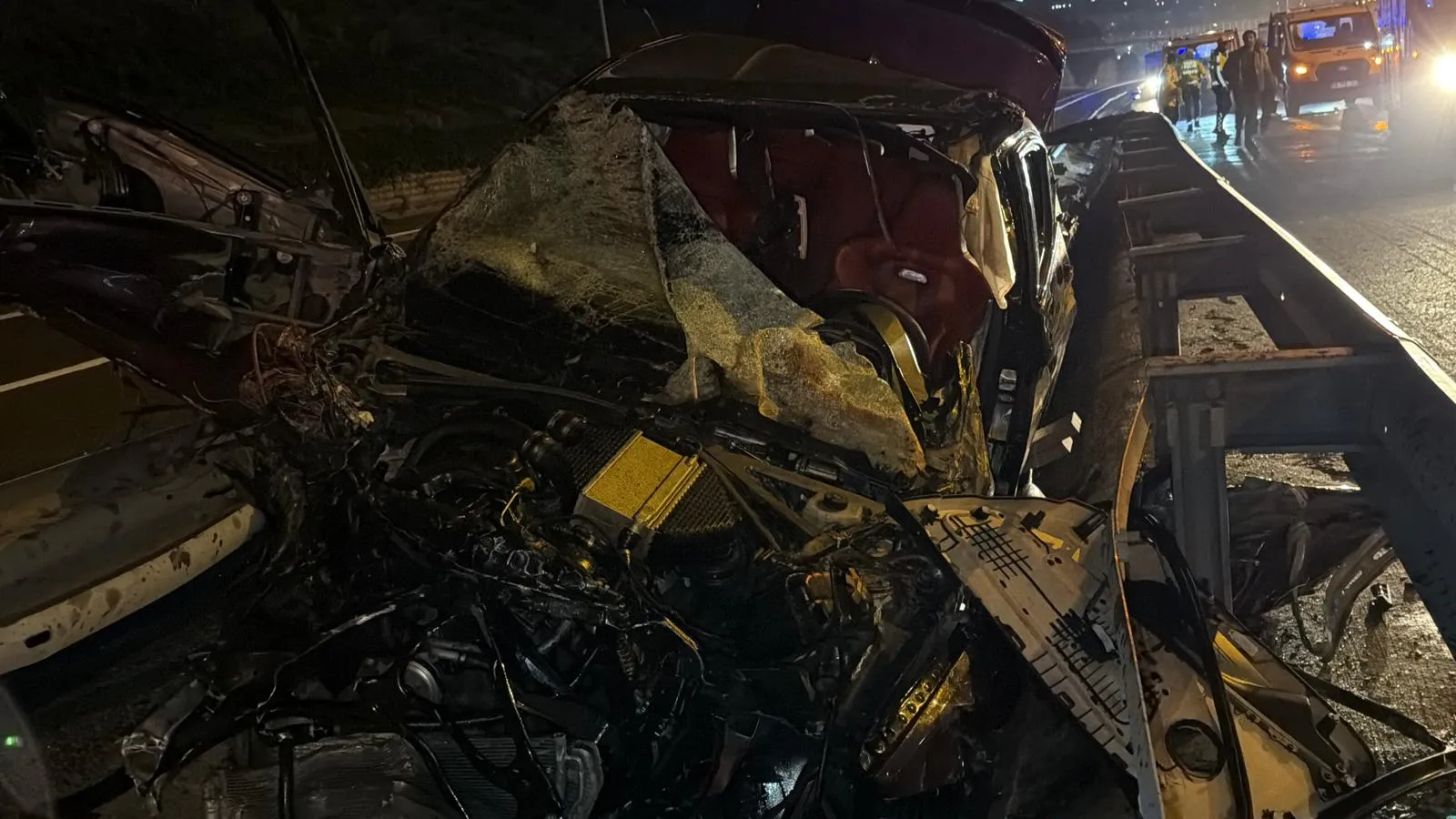 TEM Otoyolu'nda gece yarısı dehşeti: Bariyerlere saplanan otomobilden acı haber geldi