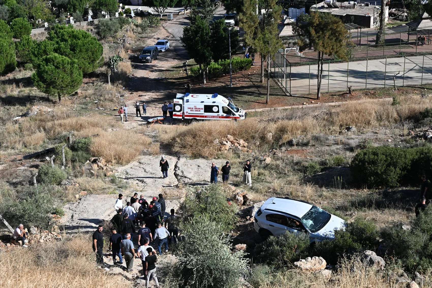 Antalya'da korkunç kaza: Seyir terasından uçan otomobil hurdaya döndü