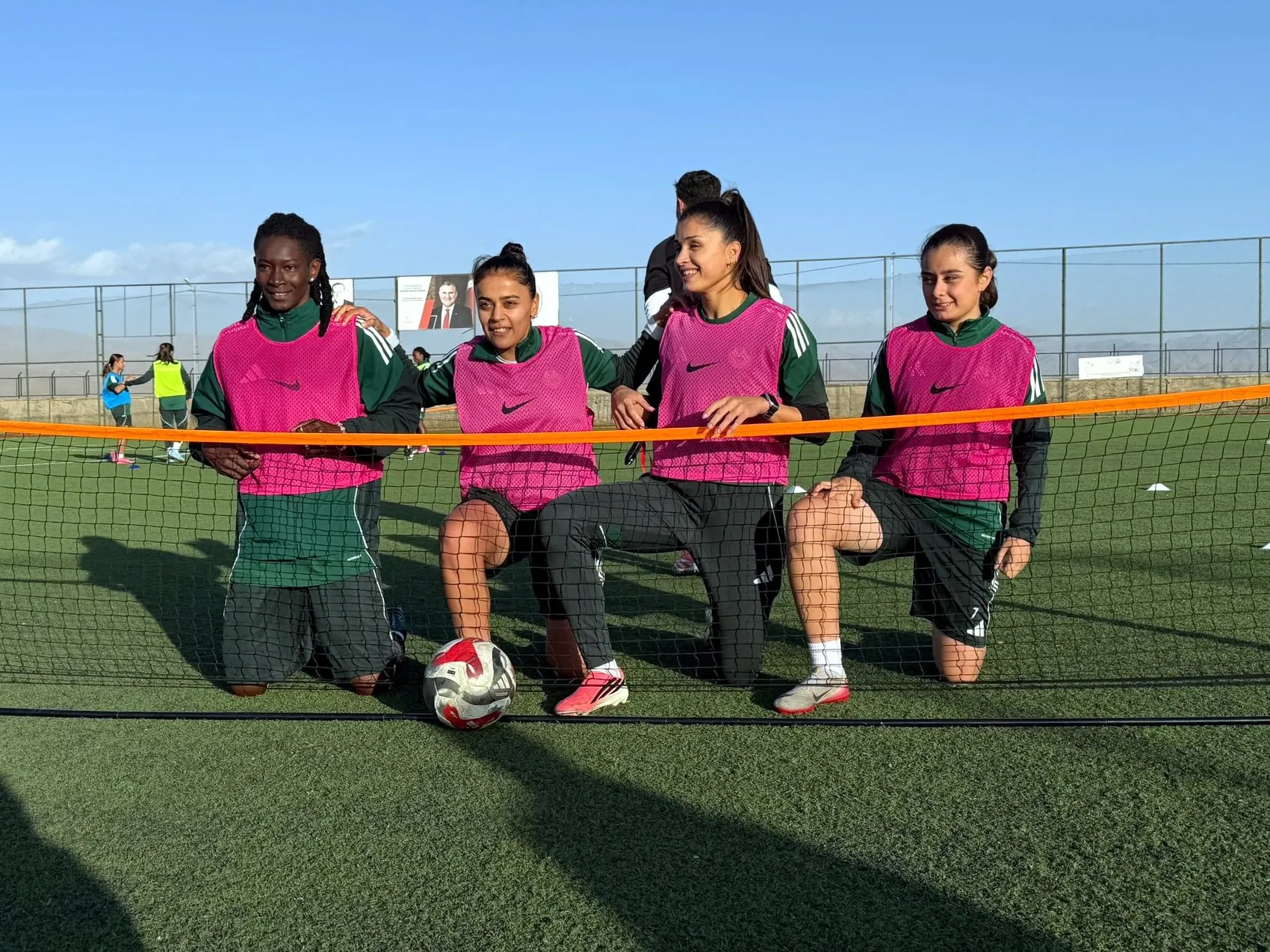 Yüksekova'nın futbol tutkunu kız kardeşleri: Aynı sahada buluşup ay-yıldızlı formayı hayal ediyorlar